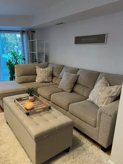 Living - 53 Pointe Rok Dr #53, Worcester, MA 01604 photo 2 of 4