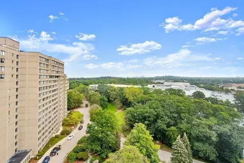 250 Hammond Pond Pkwy #1406N, Chestnut Hill, MA 02467