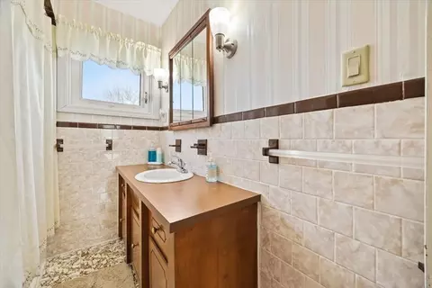 Bath - 25 Winward St, Fall River, MA 02724 photo 2 of 3