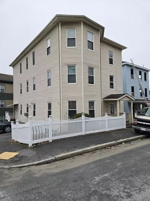 11 Maxwell St, Worcester, MA 01607