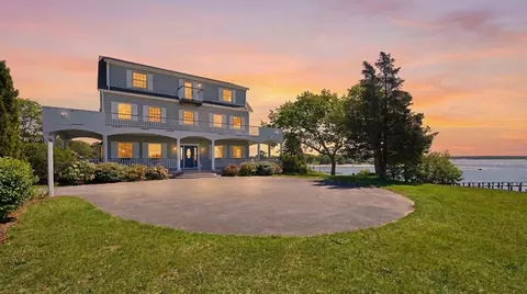 12 Groveland St, Buzzards Bay, MA 02532