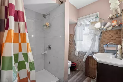 Bath - 20 Derne St, Everett, MA 02149 photo 2 of 3