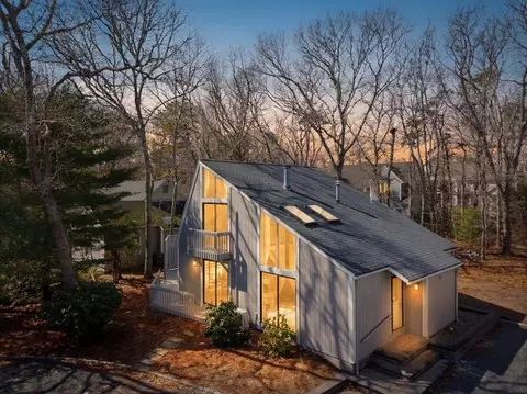 18 Sand Dollar Ln, Mashpee, MA 02649