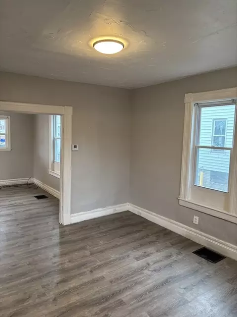27 Chester St, Springfield, MA 01105 photo 12