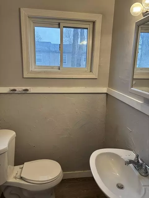 27 Chester St, Springfield, MA 01105 photo 9