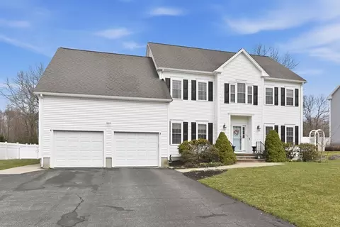 35 Paddock Dr, Plainville, MA 02762