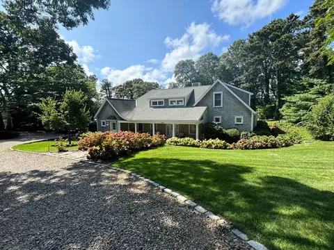 385 Barnes Rd, Oak Bluffs, MA 02557