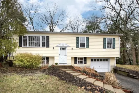 95 Blackmount Dr, Marshfield, MA 02050