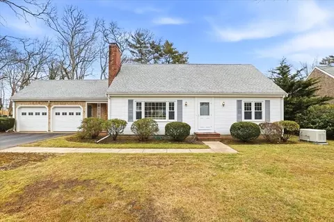 25 Coleridge Dr, Falmouth, MA 02540