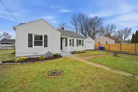 78 W Bay Path Ter, Springfield, MA 01109