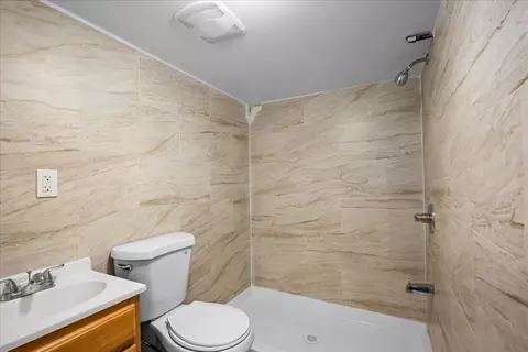 Bath - 7 Chadwick St, Worcester, MA 01605 photo 3 of 3