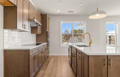 320 Martins Lndg #207, North Reading, MA 01864