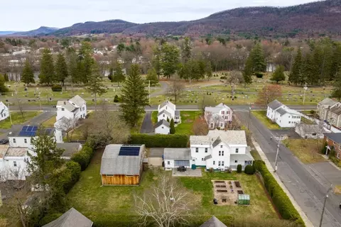 89 Garfield Ave, Easthampton, MA 01027