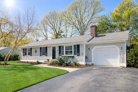 39 Mainsle Ln, Hyannis, MA 02601