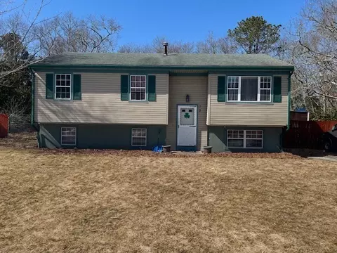 72 Mayflower Ln, Wareham, MA 02358