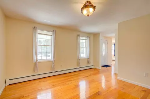 Living - 17 Lynne Rd, Wareham, MA 02571 photo 6 of 7
