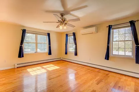 Living - 17 Lynne Rd, Wareham, MA 02571 photo 4 of 7