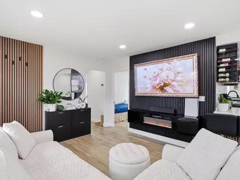 Living - 63 Jasper St, Saugus, MA 01906 photo 4 of 5