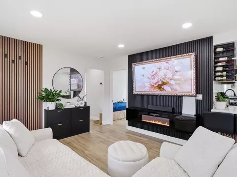 Living - 63 Jasper St, Saugus, MA 01906 photo 2 of 5