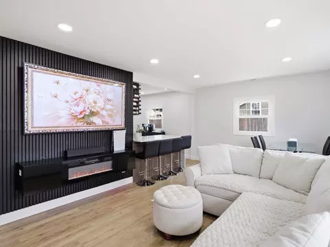 Living - 63 Jasper St, Saugus, MA 01906 photo 3 of 5