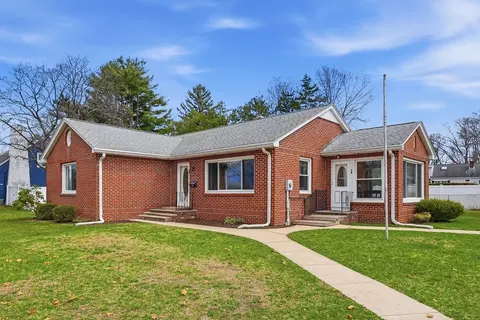 79 Woodlawn St, Chicopee, MA 01020