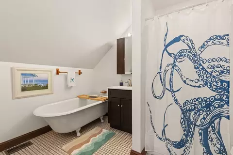 Bath - 37 Chase St, Beverly, MA 01915 photo 2 of 3