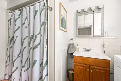 Bath - 37 Chase St, Beverly, MA 01915 photo 1 of 3