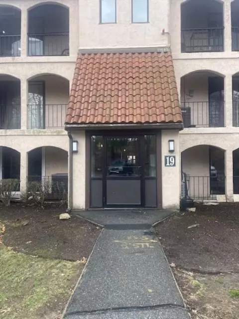 685 Oak St #19-6, Brockton, MA 02301