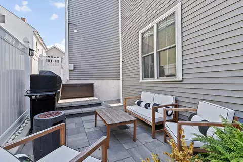 176 W 7th St #1, Boston, MA 02127