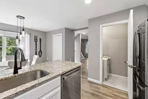 22 Apthorp St, Worcester, MA 01606 photo 8