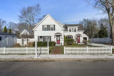 27 Standish St, Duxbury, MA 02332