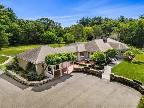 40 Pleasant St, Wenham, MA 01984