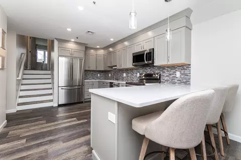 4 Duck Pond Rd #203, Beverly, MA 01915