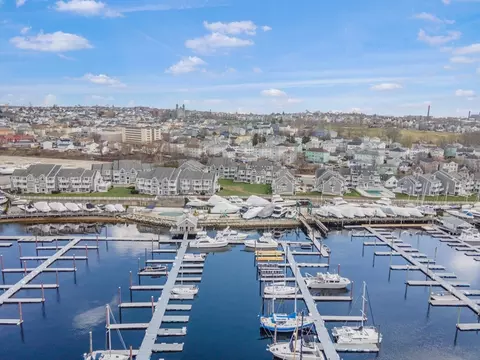 700 Shore Dr #813, Fall River, MA 02721