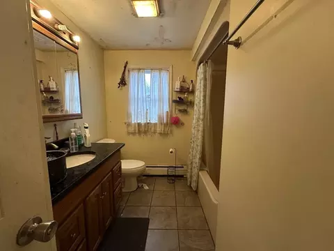 Bath - 488 Jackson Rd, Hardwick, MA 01037 photo 2 of 5