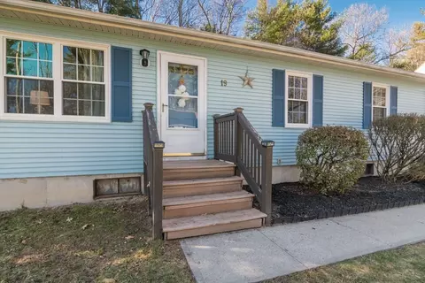19 Marmon Ct, Springfield, MA 01129 photo 5