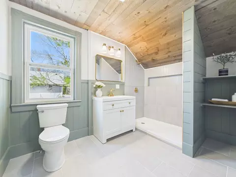 Bath - 270 Garden St, Fall River, MA 02720 photo 2 of 4