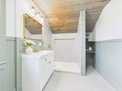 Bath - 270 Garden St, Fall River, MA 02720 photo 3 of 4