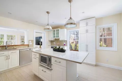 98 Spooner Rd, Chestnut Hill, MA 02467 photo 4