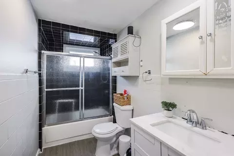 Bath - 104 Oak St, Fall River, MA 02720 photo 1 of 1