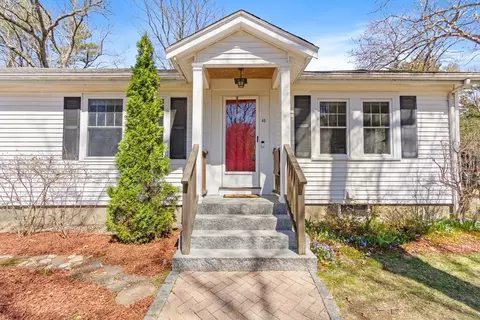 40 Medway St, Norfolk, MA 02056