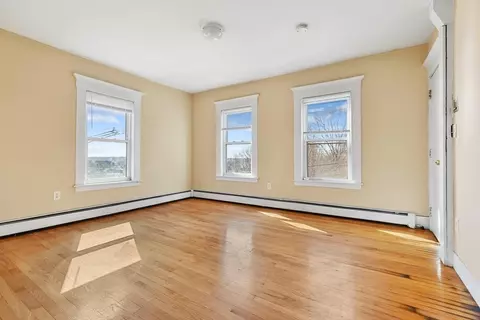 Living - 23 Mount Vernon St, Gloucester, MA 01930 photo 3 of 4