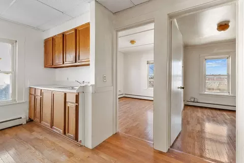 Entry Way - 23 Mount Vernon St, Gloucester, MA 01930 photo 3 of 5