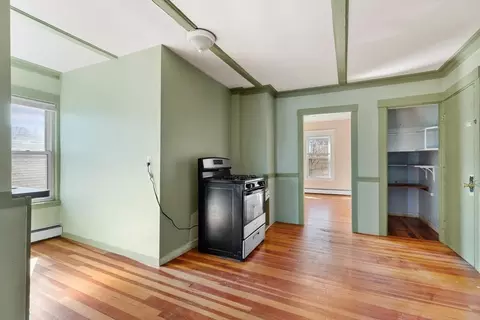 Entry Way - 23 Mount Vernon St, Gloucester, MA 01930 photo 1 of 5