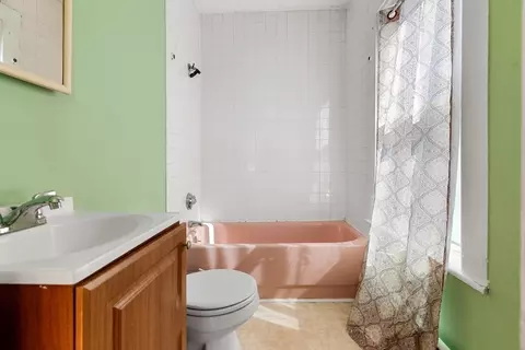 Bath - 23 Mount Vernon St, Gloucester, MA 01930 photo 1 of 5