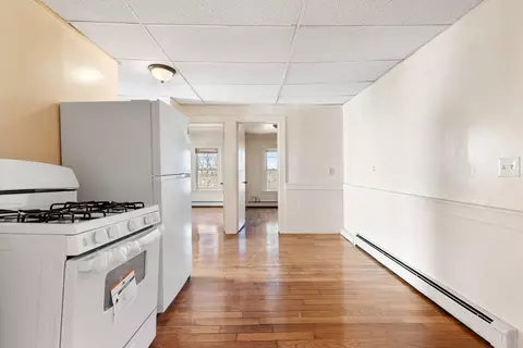 Entry Way - 23 Mount Vernon St, Gloucester, MA 01930 photo 4 of 5