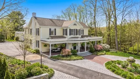54 Lincoln St, Hingham, MA 02043