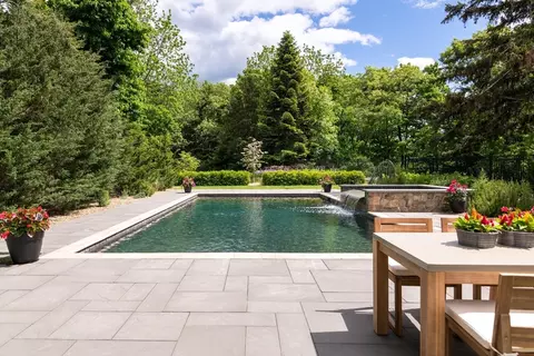 Exterior - 54 Lincoln St, Hingham, MA 02043 photo 4 of 5