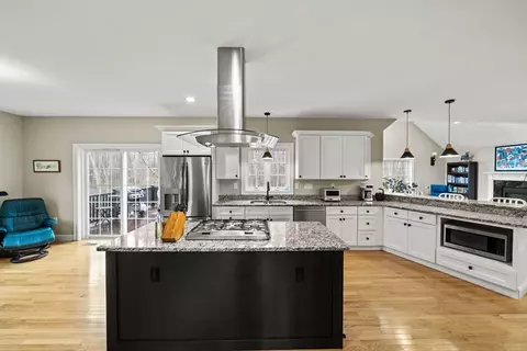 697 Salisbury, Worcester, MA 01609 photo 5