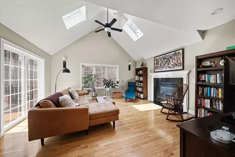 697 Salisbury, Worcester, MA 01609 photo 11